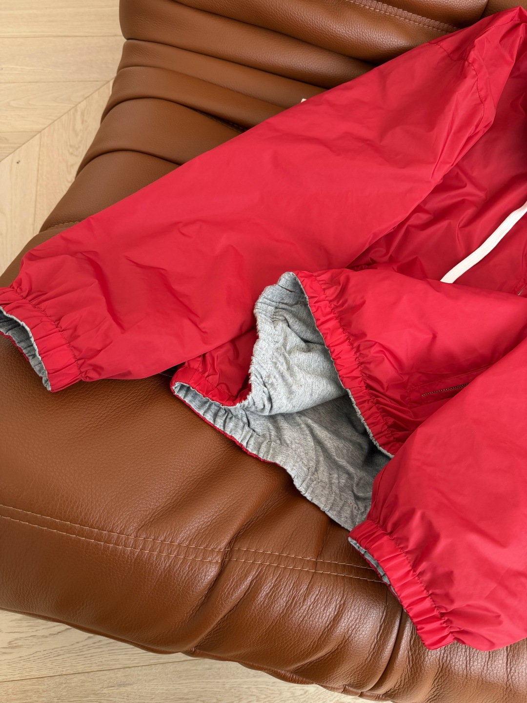 刘浩存同款 25秋冬系列 两面穿连帽外套 一面红色尼龙面料 一面棉质花灰色 两种不同的风格随意切换 可休