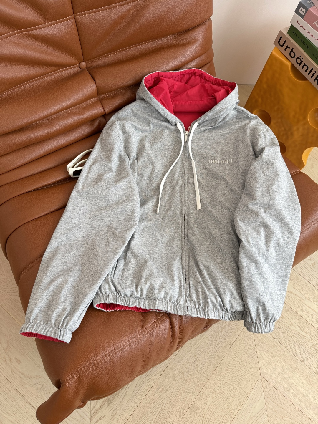 刘浩存同款 25秋冬系列 两面穿连帽外套 一面红色尼龙面料 一面棉质花灰色 两种不同的风格随意切换 可休