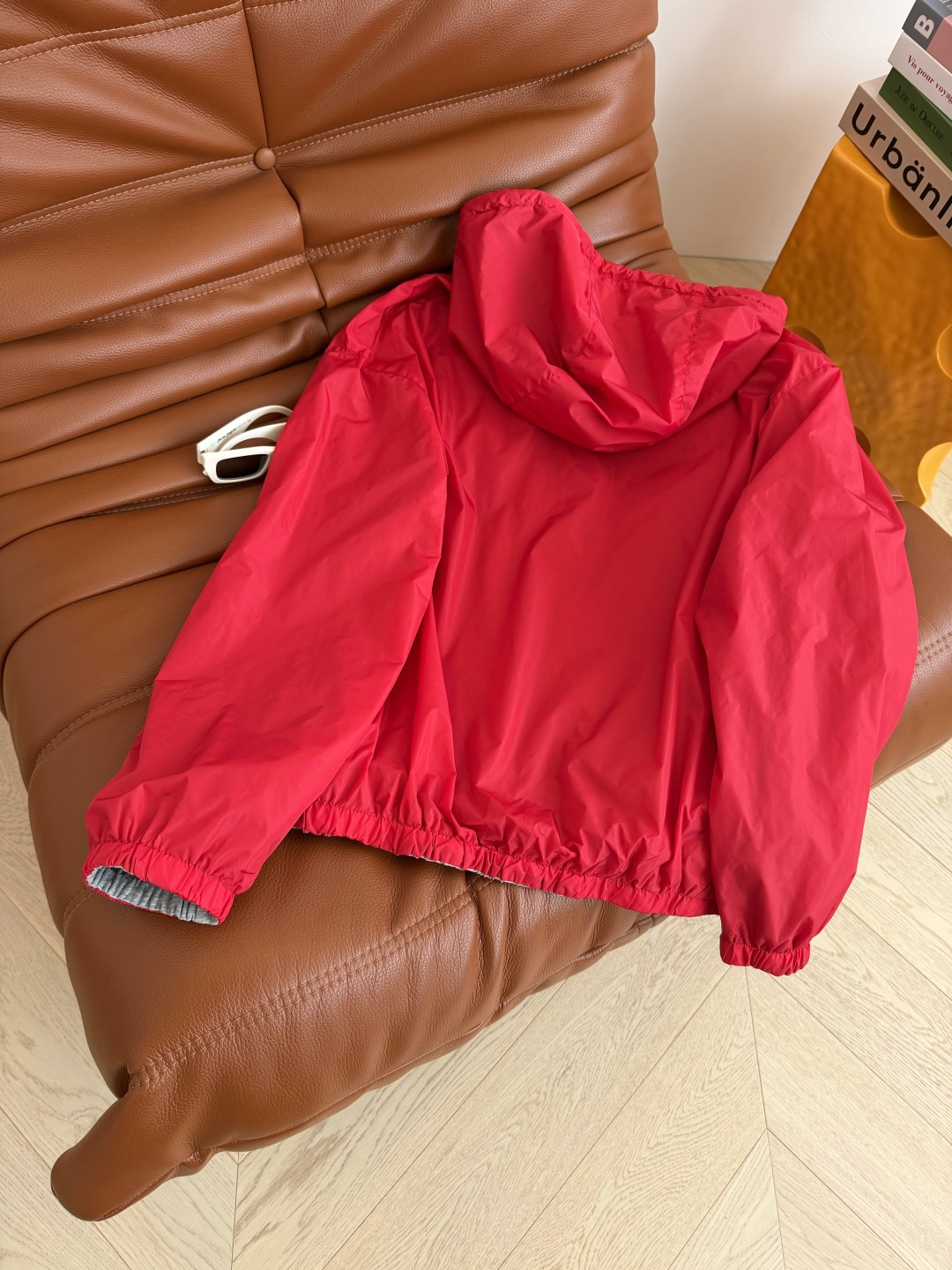 刘浩存同款 25秋冬系列 两面穿连帽外套 一面红色尼龙面料 一面棉质花灰色 两种不同的风格随意切换 可休