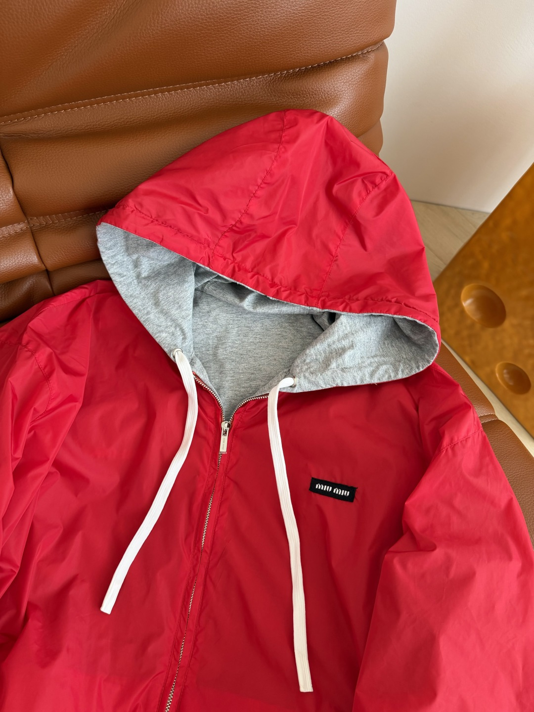 刘浩存同款 25秋冬系列 两面穿连帽外套 一面红色尼龙面料 一面棉质花灰色 两种不同的风格随意切换 可休