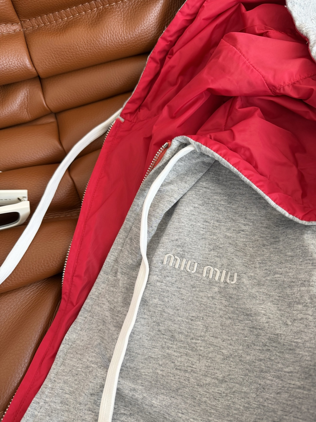 刘浩存同款 25秋冬系列 两面穿连帽外套 一面红色尼龙面料 一面棉质花灰色 两种不同的风格随意切换 可休