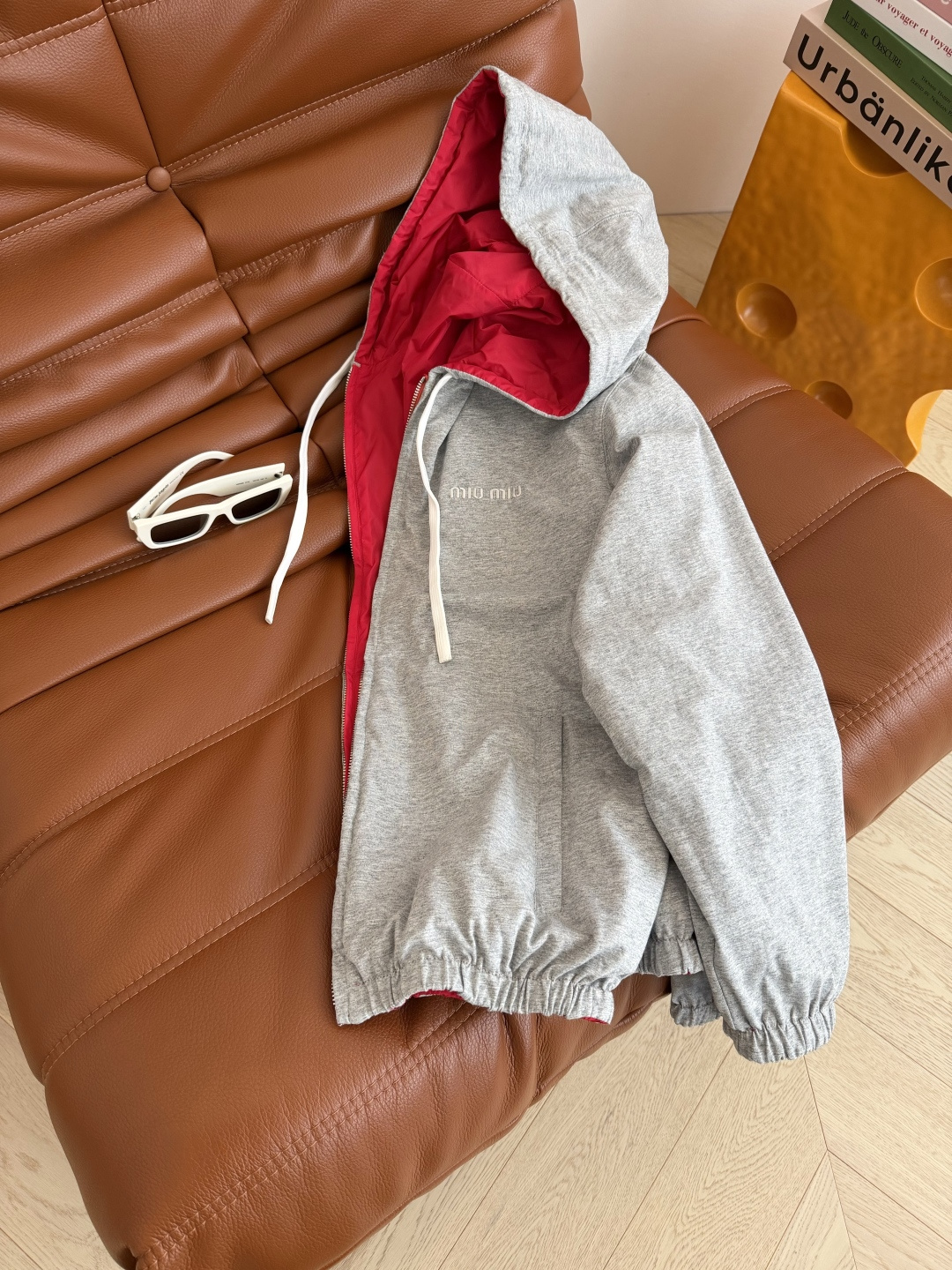 刘浩存同款 25秋冬系列 两面穿连帽外套 一面红色尼龙面料 一面棉质花灰色 两种不同的风格随意切换 可休