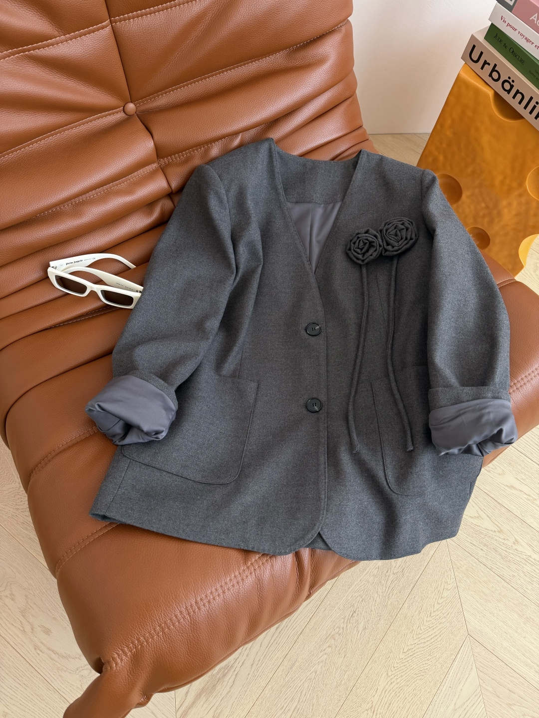 25秋冬🆕🆕立体可拆卸花朵装饰一套搭配 V领西装外套+腰带装饰压褶半裙 颜色很高级 一套上身真的满满的气