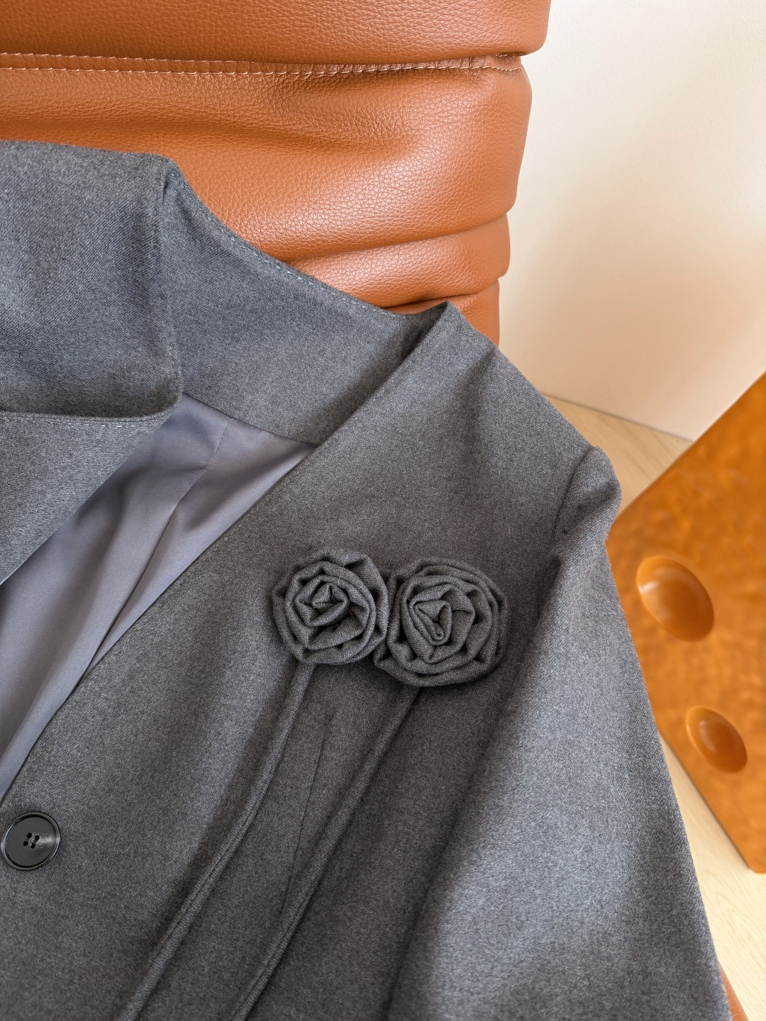 25秋冬🆕🆕立体可拆卸花朵装饰一套搭配 V领西装外套+腰带装饰压褶半裙 颜色很高级 一套上身真的满满的气