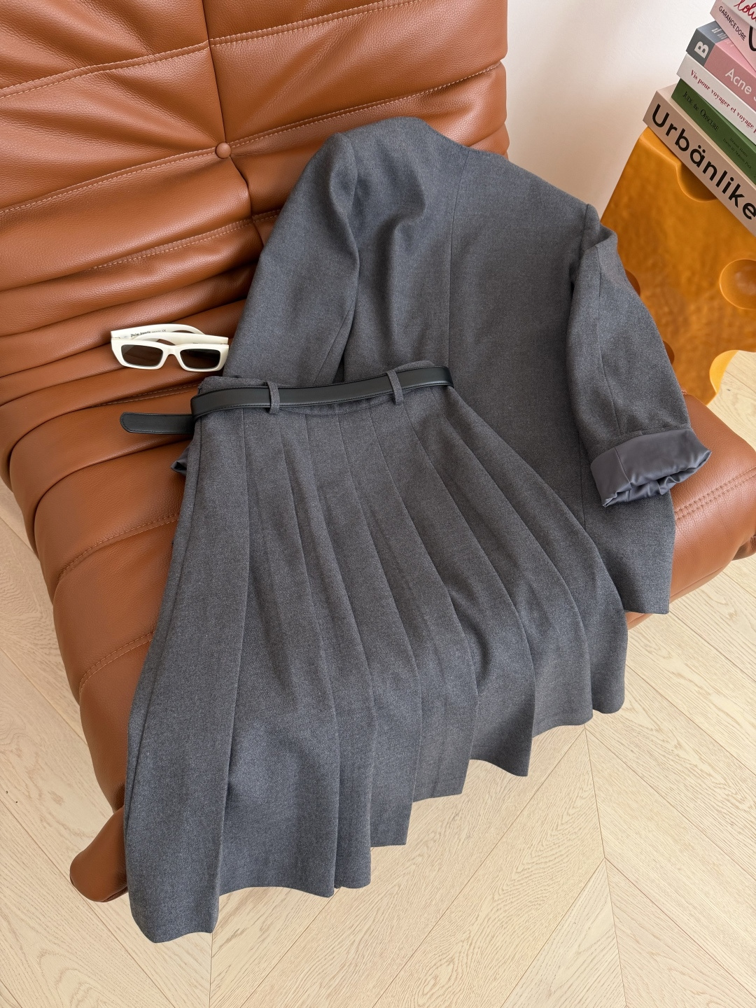 25秋冬🆕🆕立体可拆卸花朵装饰一套搭配 V领西装外套+腰带装饰压褶半裙 颜色很高级 一套上身真的满满的气