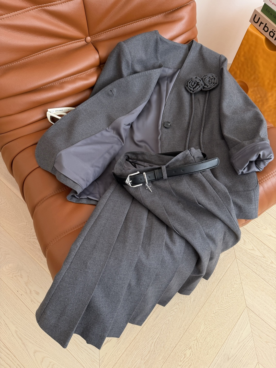 25秋冬🆕🆕立体可拆卸花朵装饰一套搭配 V领西装外套+腰带装饰压褶半裙 颜色很高级 一套上身真的满满的气