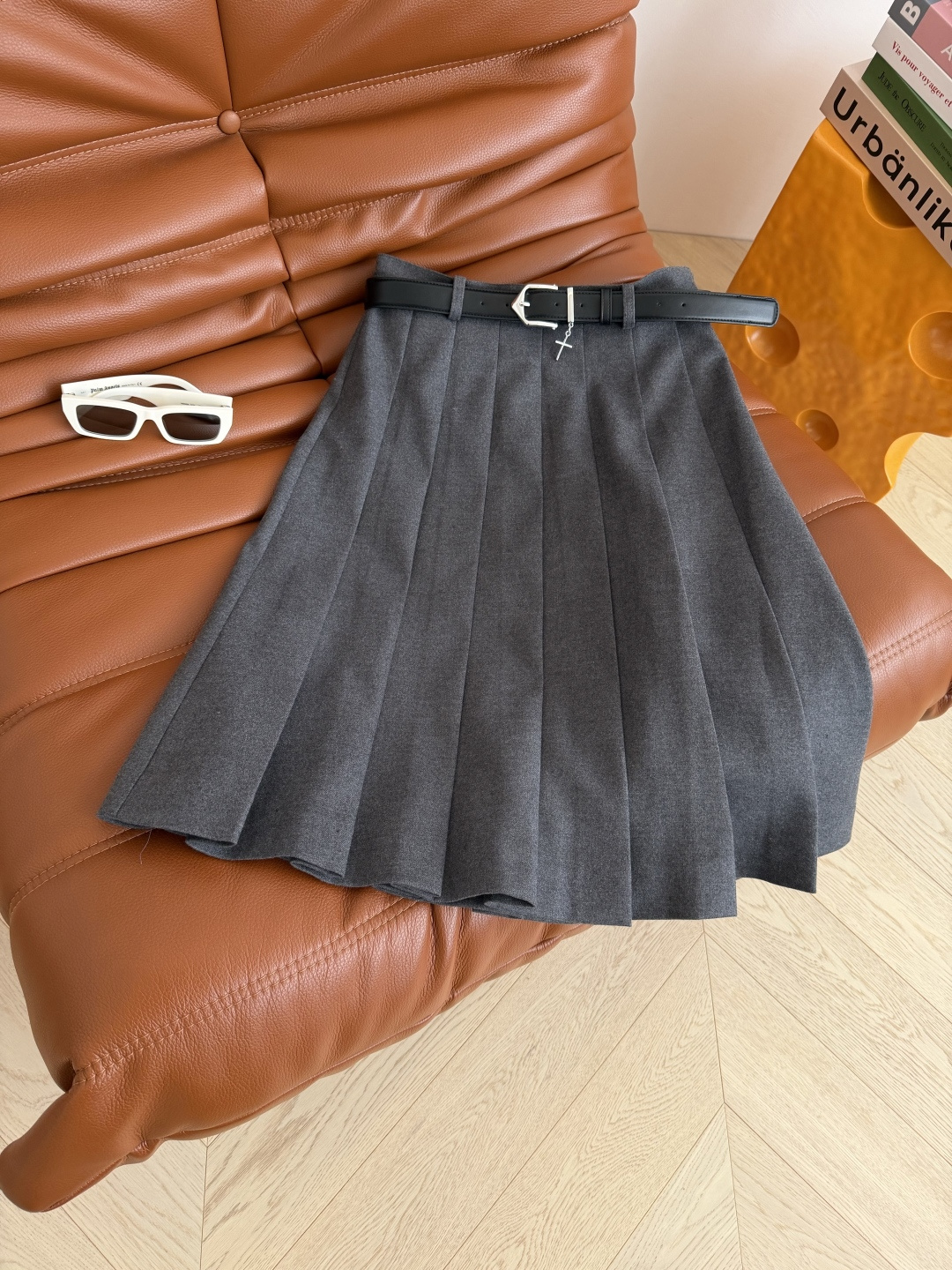 25秋冬🆕🆕立体可拆卸花朵装饰一套搭配 V领西装外套+腰带装饰压褶半裙 颜色很高级 一套上身真的满满的气