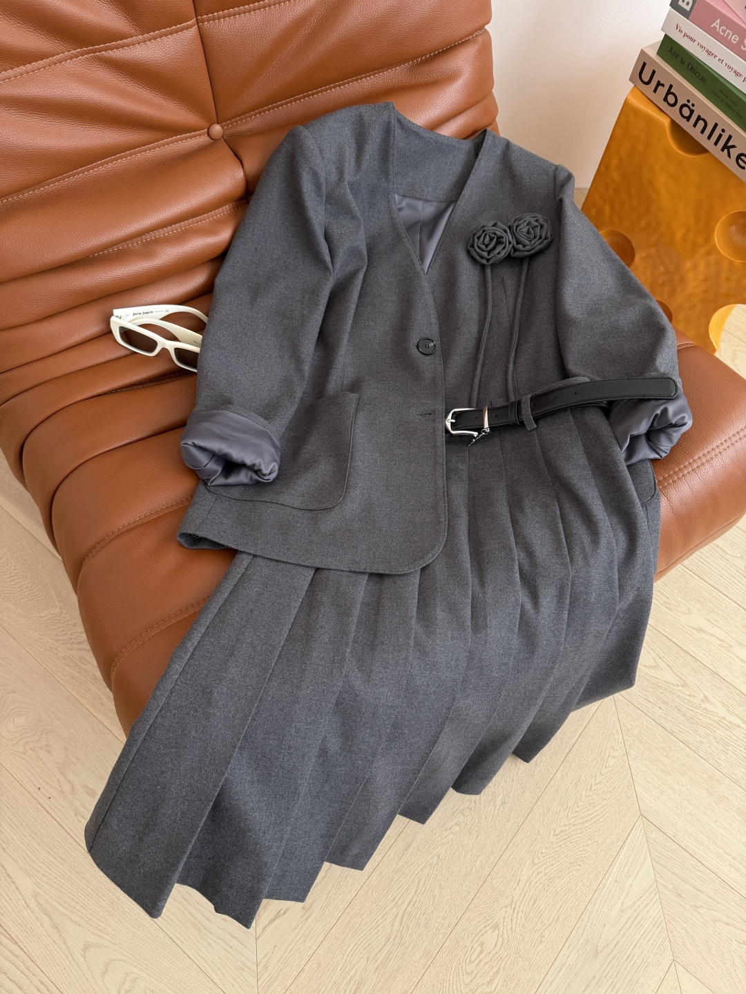 25秋冬🆕🆕立体可拆卸花朵装饰一套搭配 V领西装外套+腰带装饰压褶半裙 颜色很高级 一套上身真的满满的气