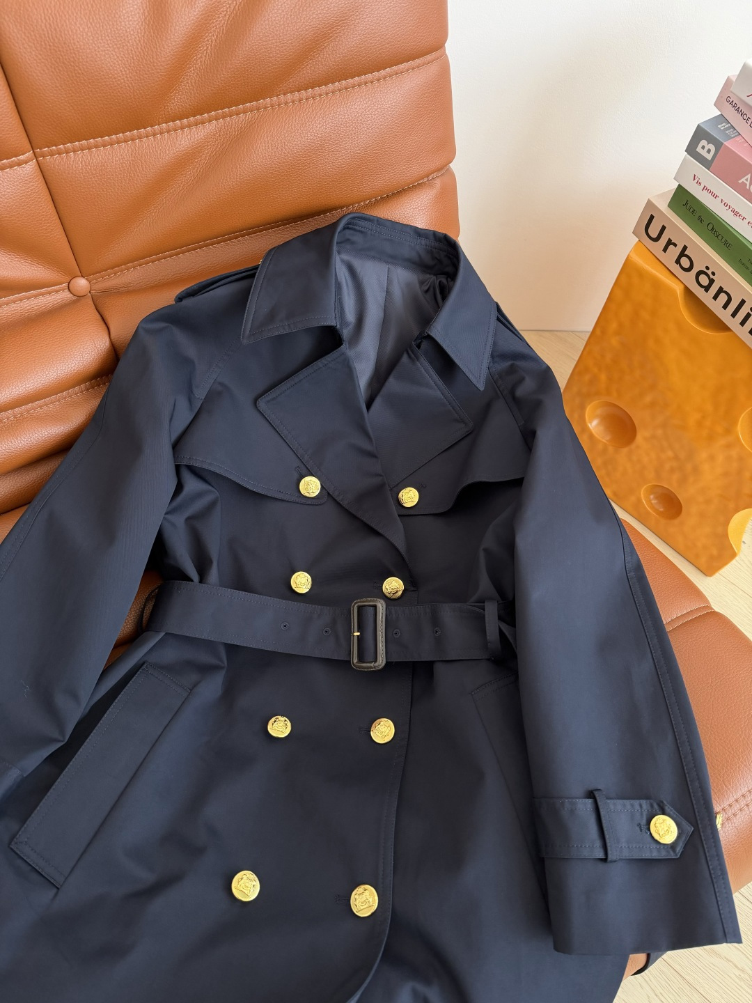 行走的气场 25FW 藏蓝色系带风衣外套 这件藏蓝色风衣值得收藏 采用进口的高级感风衣面料 颜色很正很高