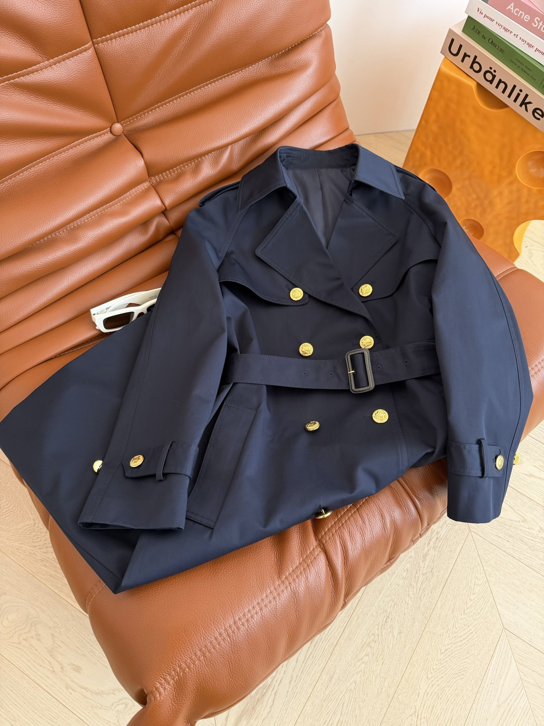 行走的气场 25FW 藏蓝色系带风衣外套 这件藏蓝色风衣值得收藏 采用进口的高级感风衣面料 颜色很正很高