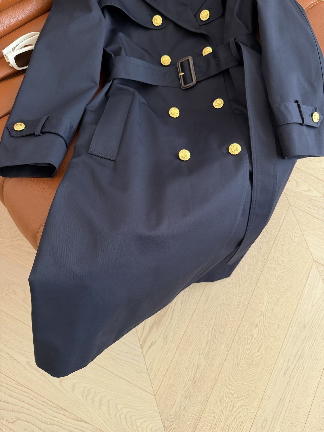 行走的气场 25FW 藏蓝色系带风衣外套 这件藏蓝色风衣值得收藏 采用进口的高级感风衣面料 颜色很正很高