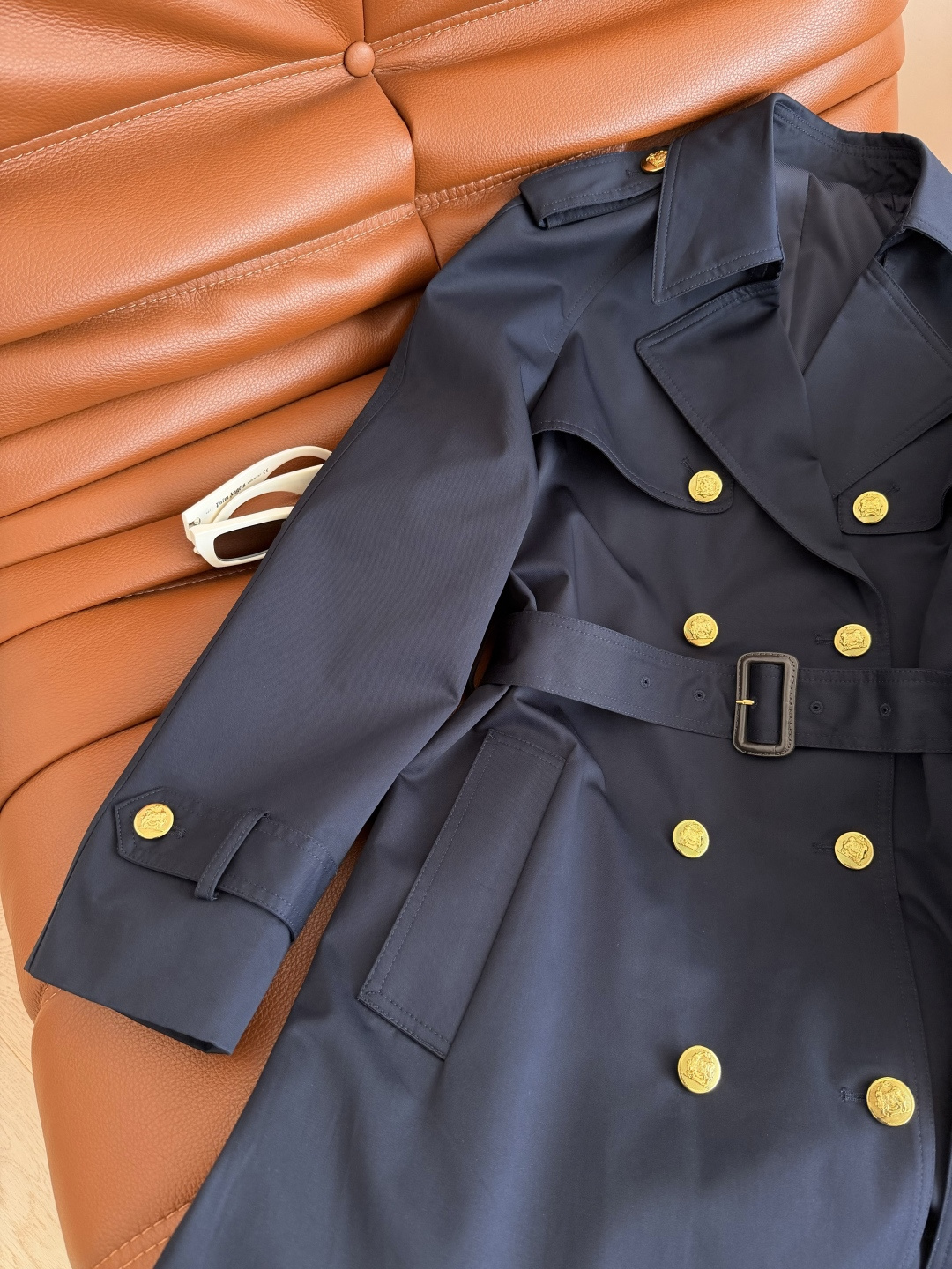 行走的气场 25FW 藏蓝色系带风衣外套 这件藏蓝色风衣值得收藏 采用进口的高级感风衣面料 颜色很正很高