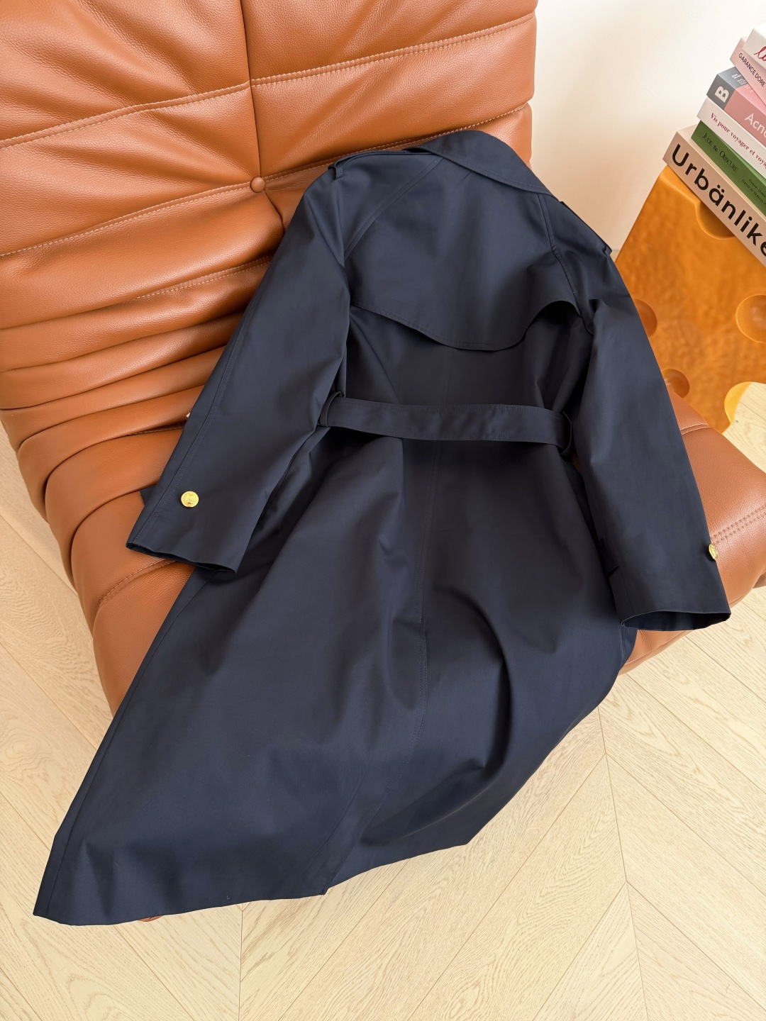 行走的气场 25FW 藏蓝色系带风衣外套 这件藏蓝色风衣值得收藏 采用进口的高级感风衣面料 颜色很正很高