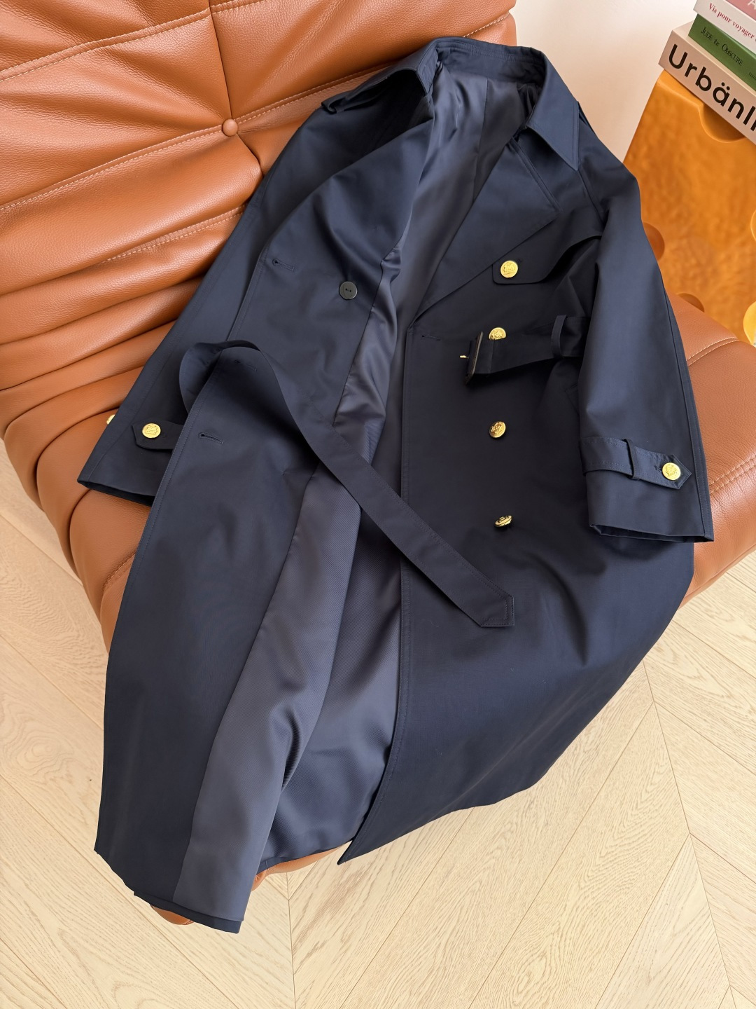 行走的气场 25FW 藏蓝色系带风衣外套 这件藏蓝色风衣值得收藏 采用进口的高级感风衣面料 颜色很正很高