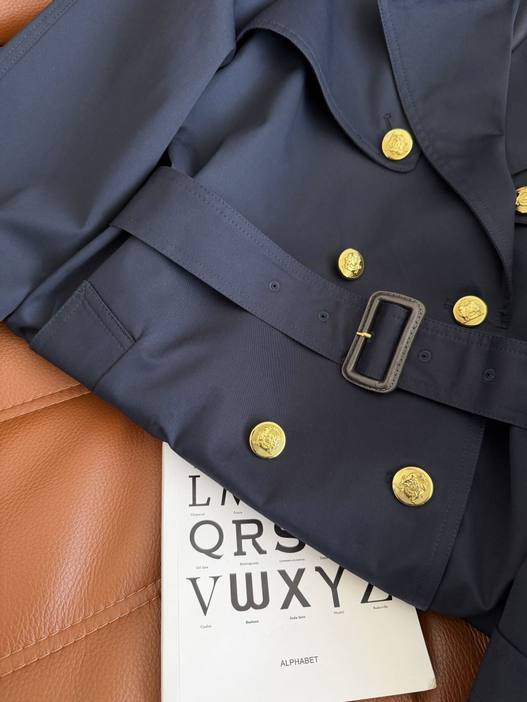 行走的气场 25FW 藏蓝色系带风衣外套 这件藏蓝色风衣值得收藏 采用进口的高级感风衣面料 颜色很正很高