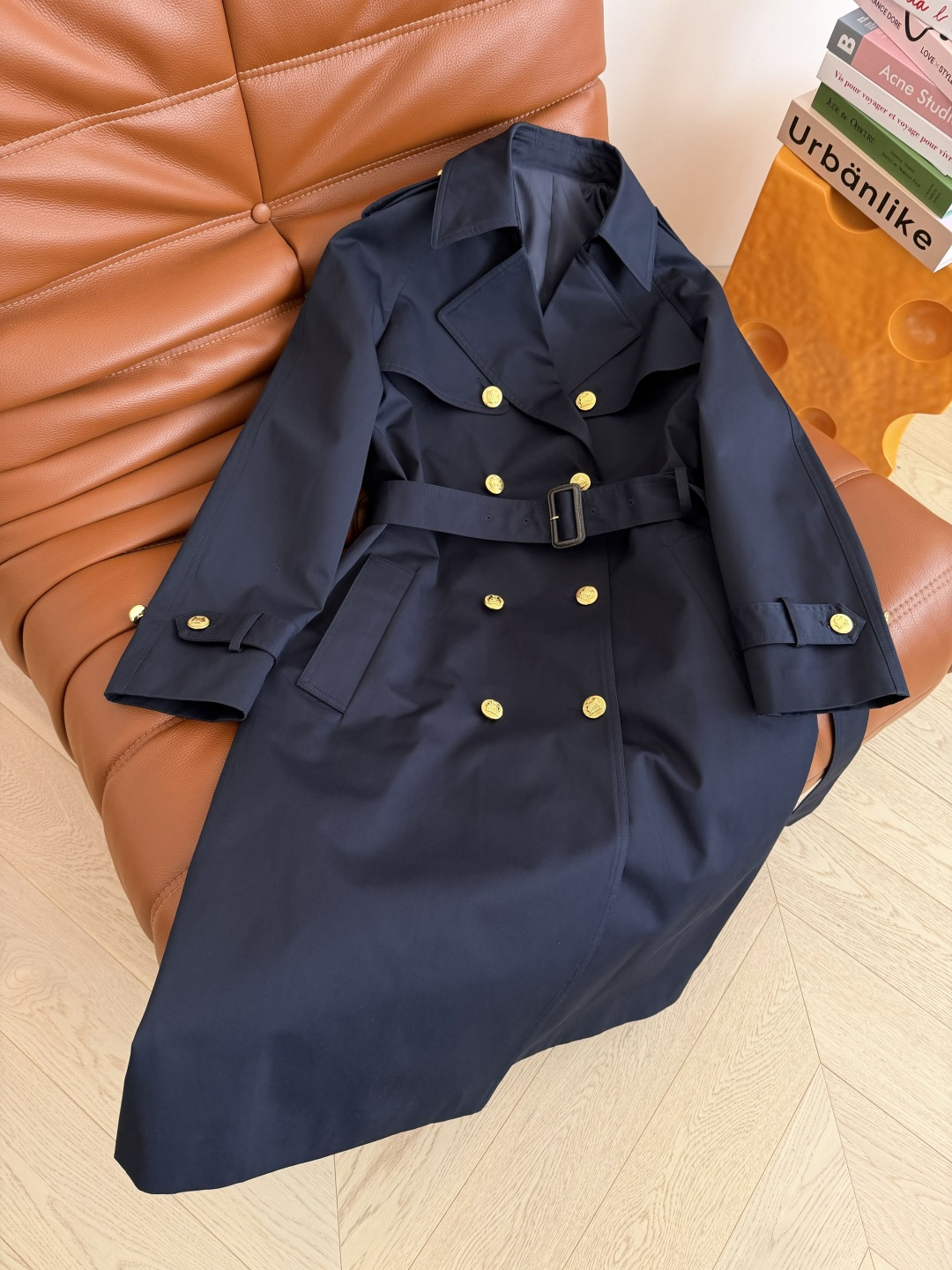 行走的气场 25FW 藏蓝色系带风衣外套 这件藏蓝色风衣值得收藏 采用进口的高级感风衣面料 颜色很正很高