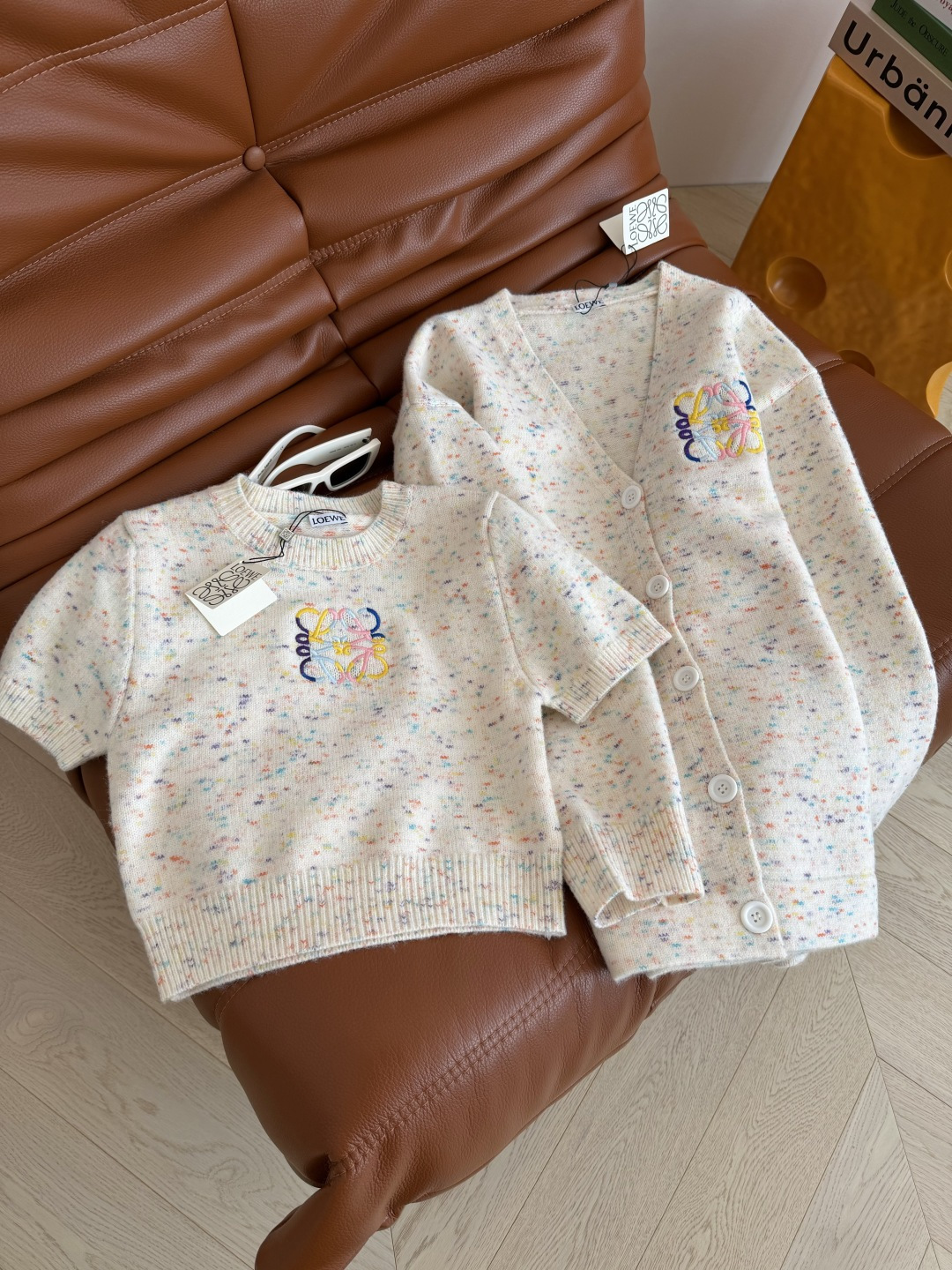 25秋冬系列 彩色刺绣logo设计 V领开衫和短袖小上衣 羊毛混纺纱线 可以两件叠穿也可以分开穿 颜值在