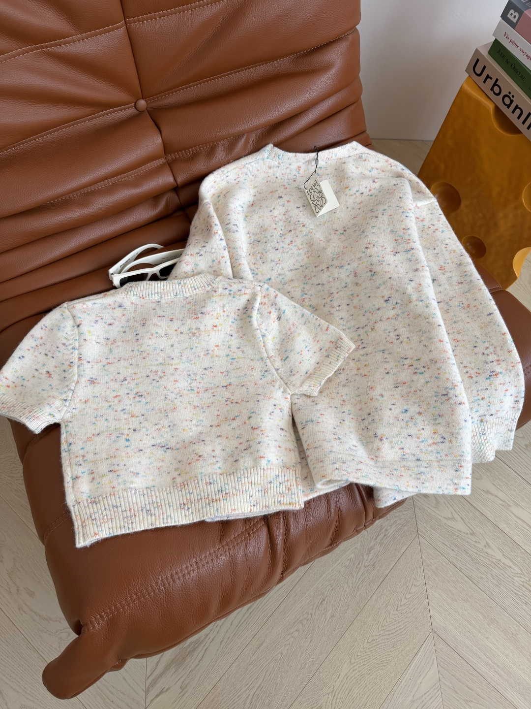 25秋冬系列 彩色刺绣logo设计 V领开衫和短袖小上衣 羊毛混纺纱线 可以两件叠穿也可以分开穿 颜值在