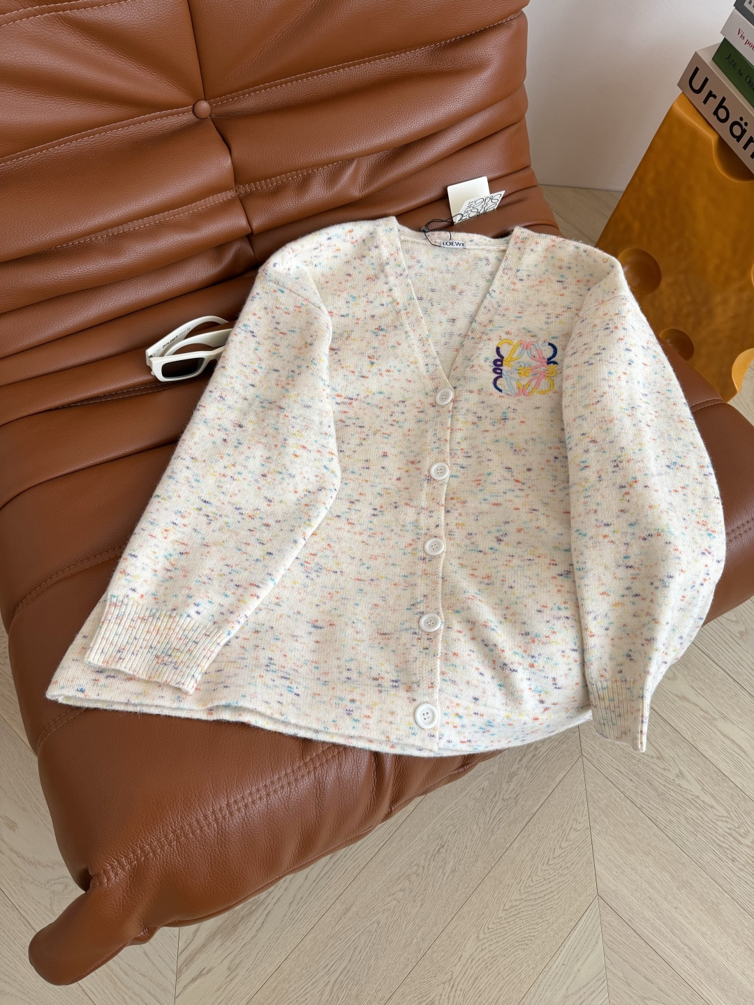 25秋冬系列 彩色刺绣logo设计 V领开衫和短袖小上衣 羊毛混纺纱线 可以两件叠穿也可以分开穿 颜值在