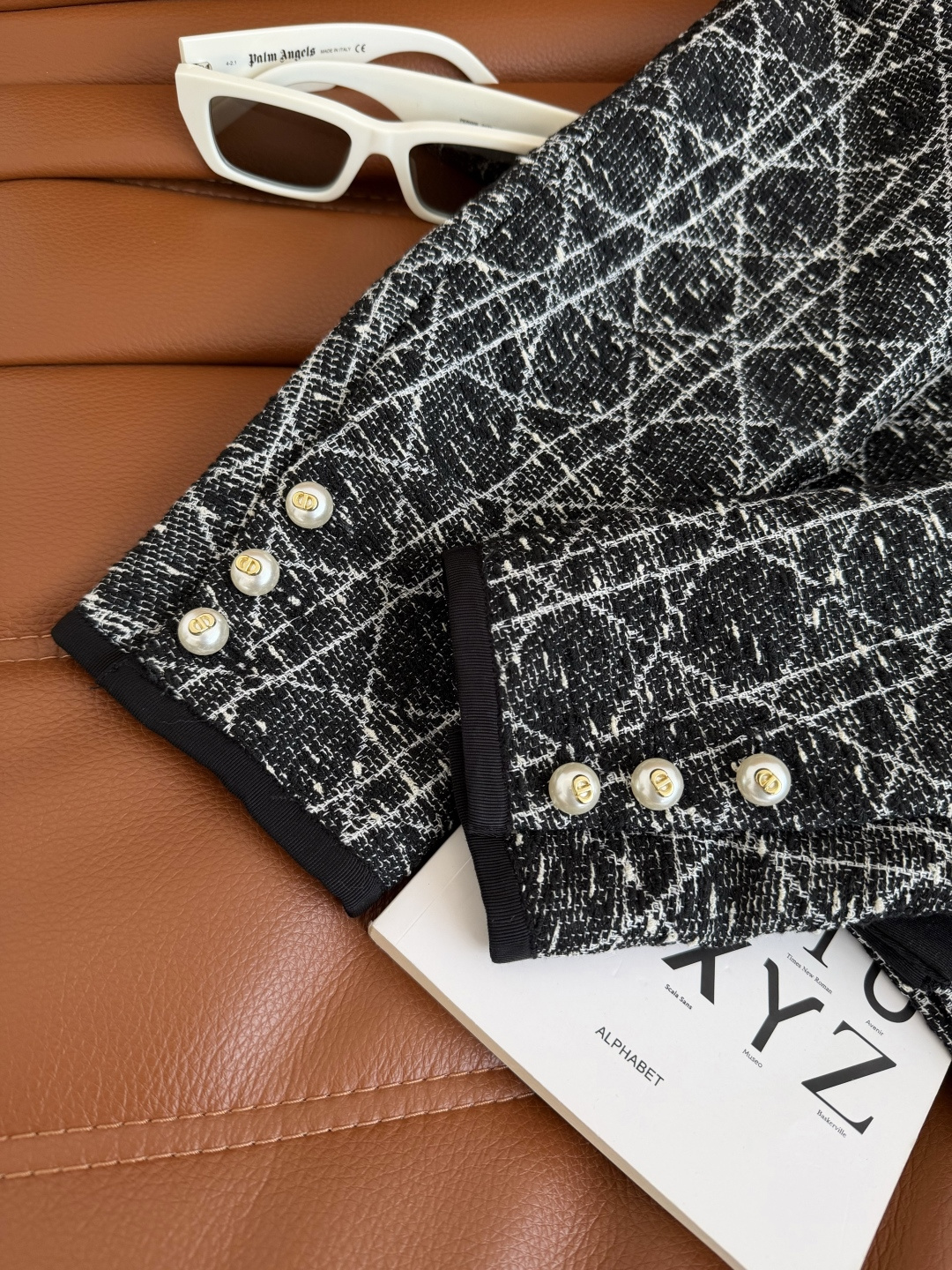 高级和优雅皆有 25 秋冬 CD珍珠扣装饰菱格粗呢外套 D式的优雅气质 上身自带气场 采用定织的戴妃格纹