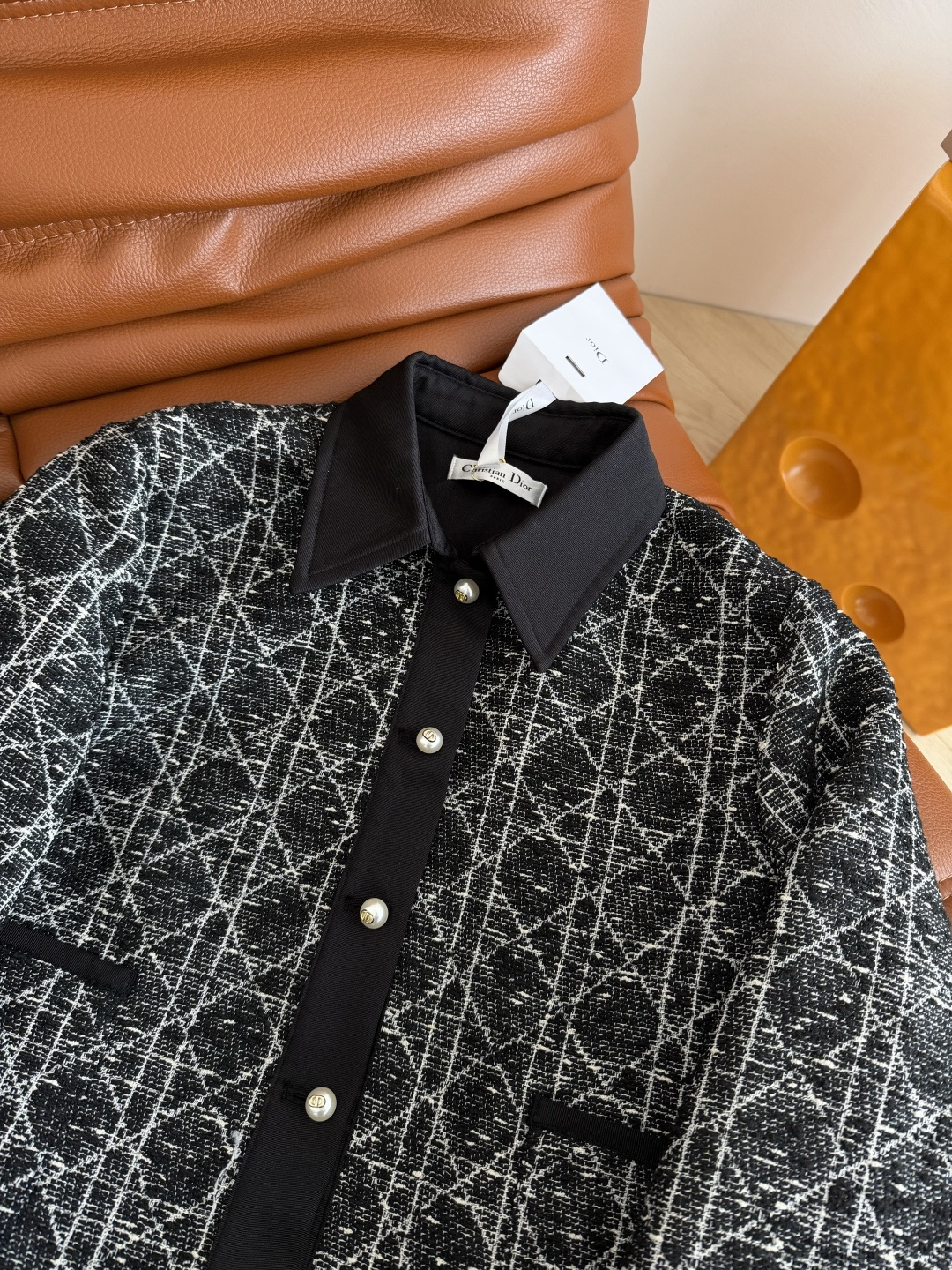 高级和优雅皆有 25 秋冬 CD珍珠扣装饰菱格粗呢外套 D式的优雅气质 上身自带气场 采用定织的戴妃格纹