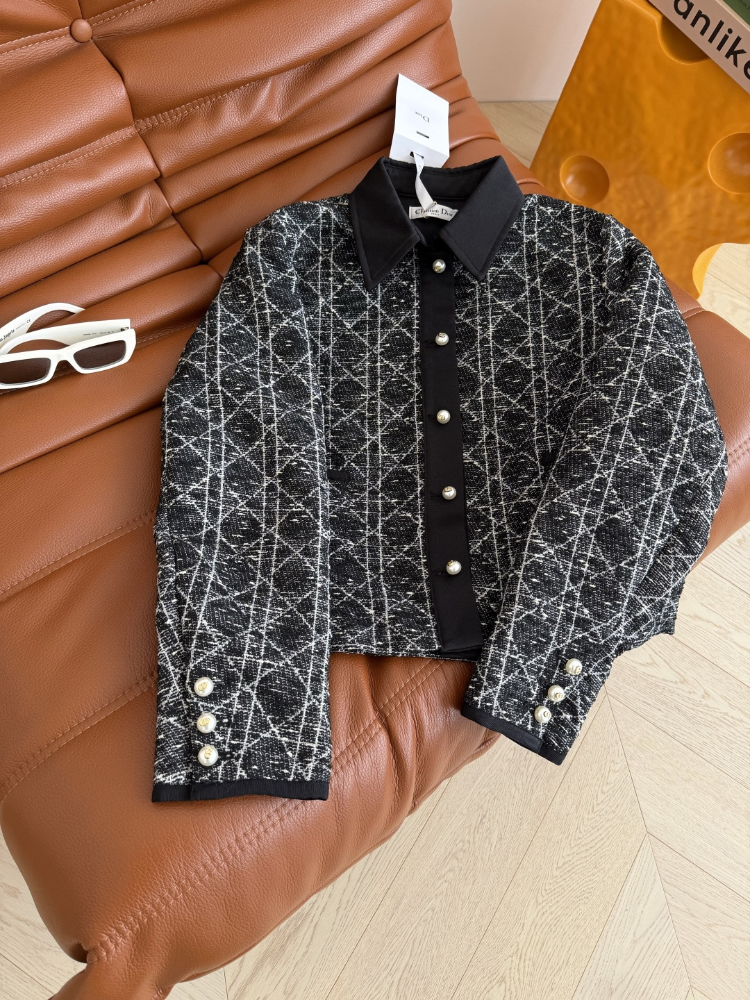 高级和优雅皆有 25 秋冬 CD珍珠扣装饰菱格粗呢外套 D式的优雅气质 上身自带气场 采用定织的戴妃格纹