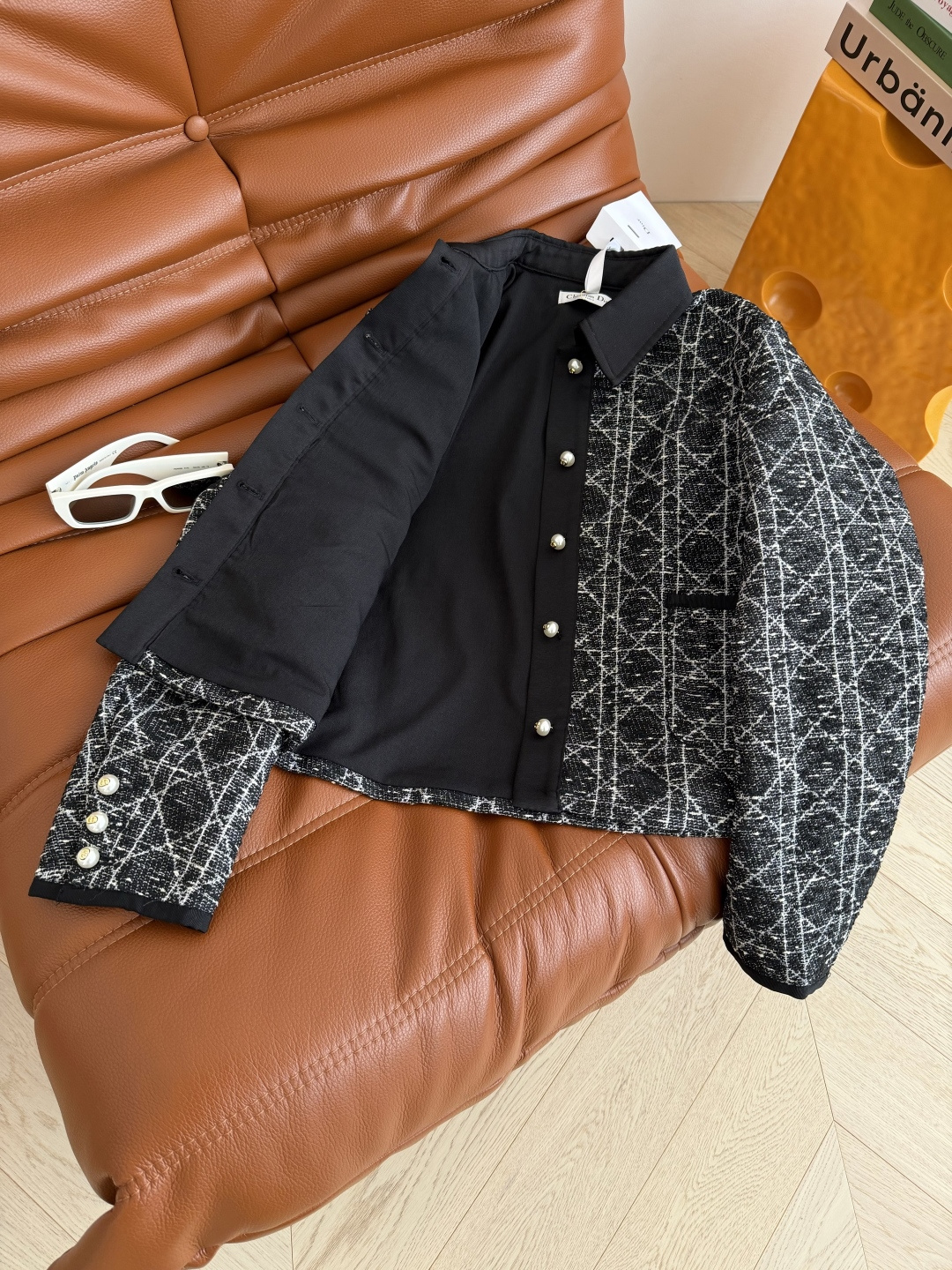 高级和优雅皆有 25 秋冬 CD珍珠扣装饰菱格粗呢外套 D式的优雅气质 上身自带气场 采用定织的戴妃格纹