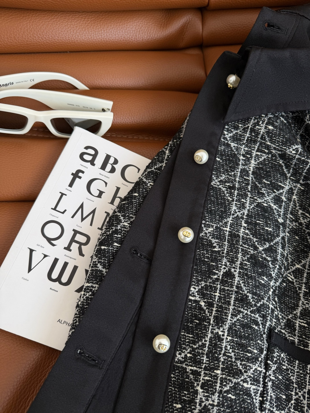 高级和优雅皆有 25 秋冬 CD珍珠扣装饰菱格粗呢外套 D式的优雅气质 上身自带气场 采用定织的戴妃格纹