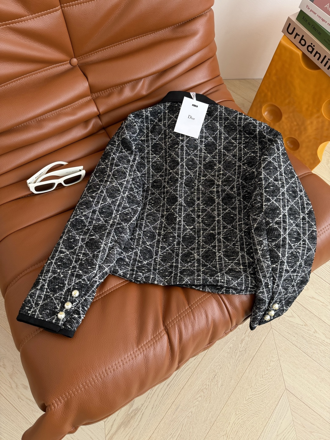 高级和优雅皆有 25 秋冬 CD珍珠扣装饰菱格粗呢外套 D式的优雅气质 上身自带气场 采用定织的戴妃格纹