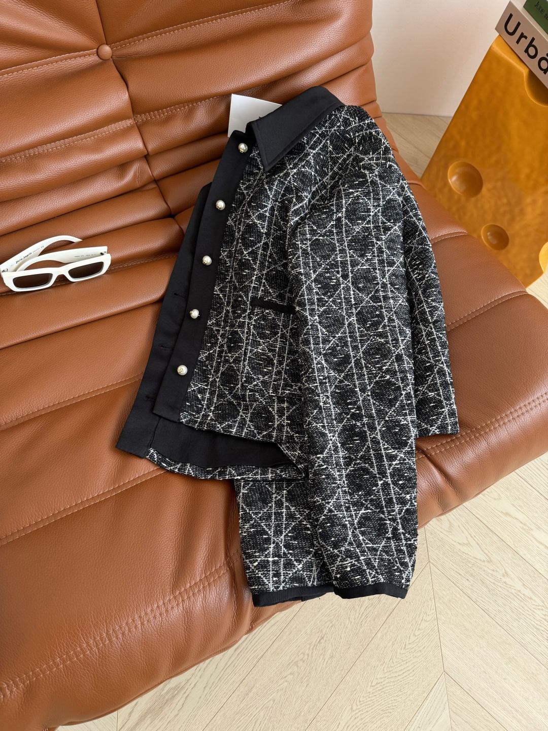 高级和优雅皆有 25 秋冬 CD珍珠扣装饰菱格粗呢外套 D式的优雅气质 上身自带气场 采用定织的戴妃格纹