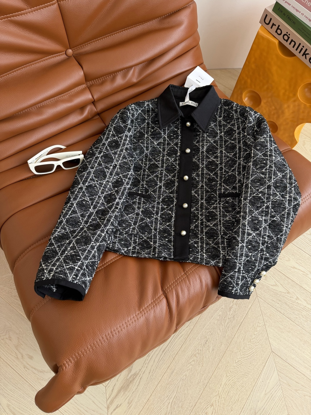 高级和优雅皆有 25 秋冬 CD珍珠扣装饰菱格粗呢外套 D式的优雅气质 上身自带气场 采用定织的戴妃格纹