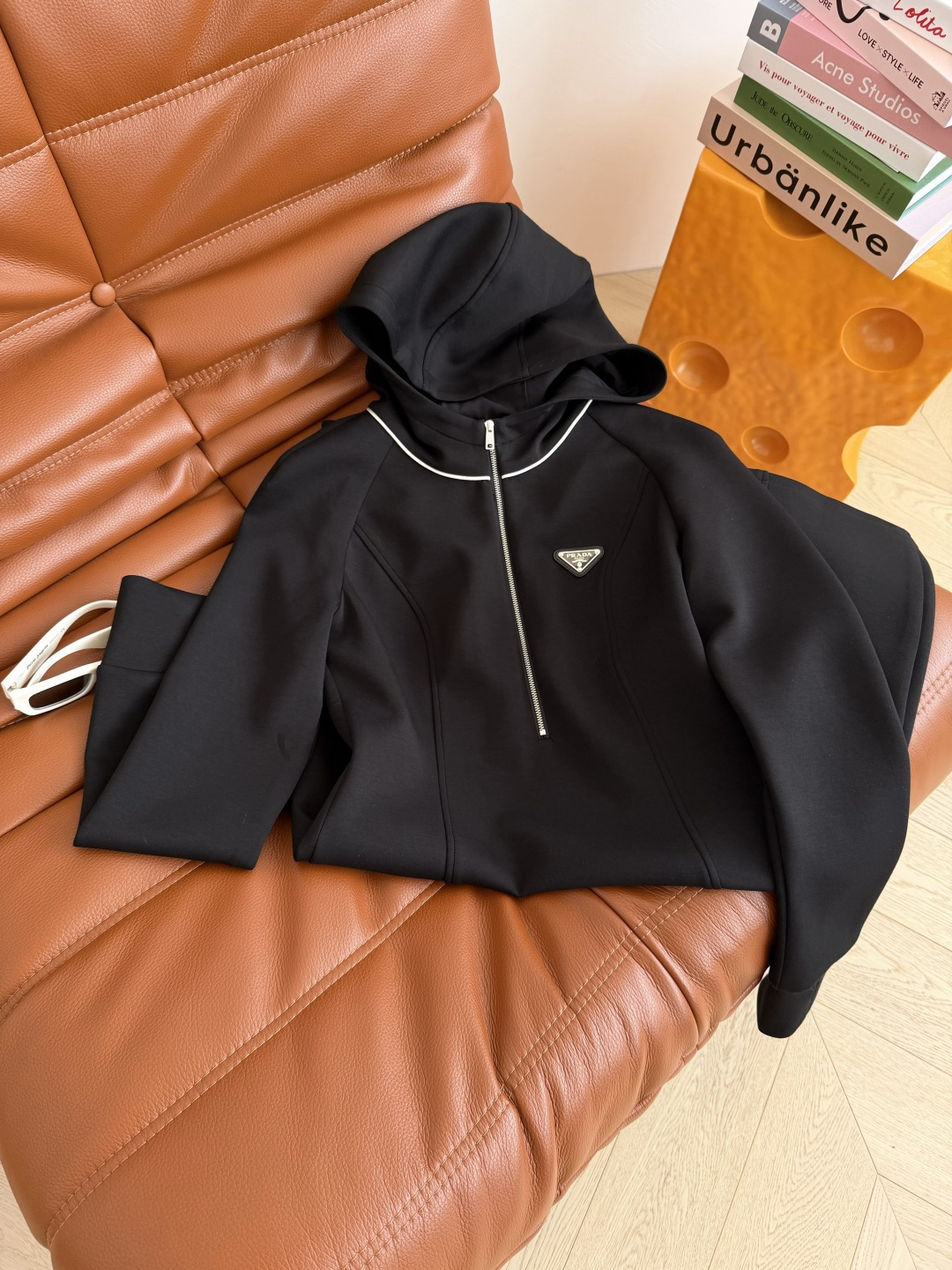 25秋冬 三角标半拉链设计连帽黑色连衣裙 经典又时髦 外面可以叠加外套穿 立体修身剪裁 收腰显瘦又能拉长