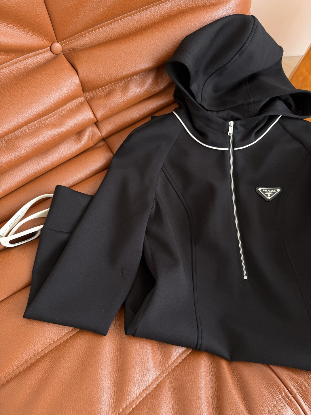 25秋冬 三角标半拉链设计连帽黑色连衣裙 经典又时髦 外面可以叠加外套穿 立体修身剪裁 收腰显瘦又能拉长