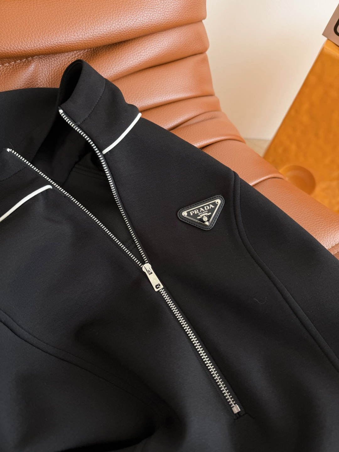 25秋冬 三角标半拉链设计连帽黑色连衣裙 经典又时髦 外面可以叠加外套穿 立体修身剪裁 收腰显瘦又能拉长