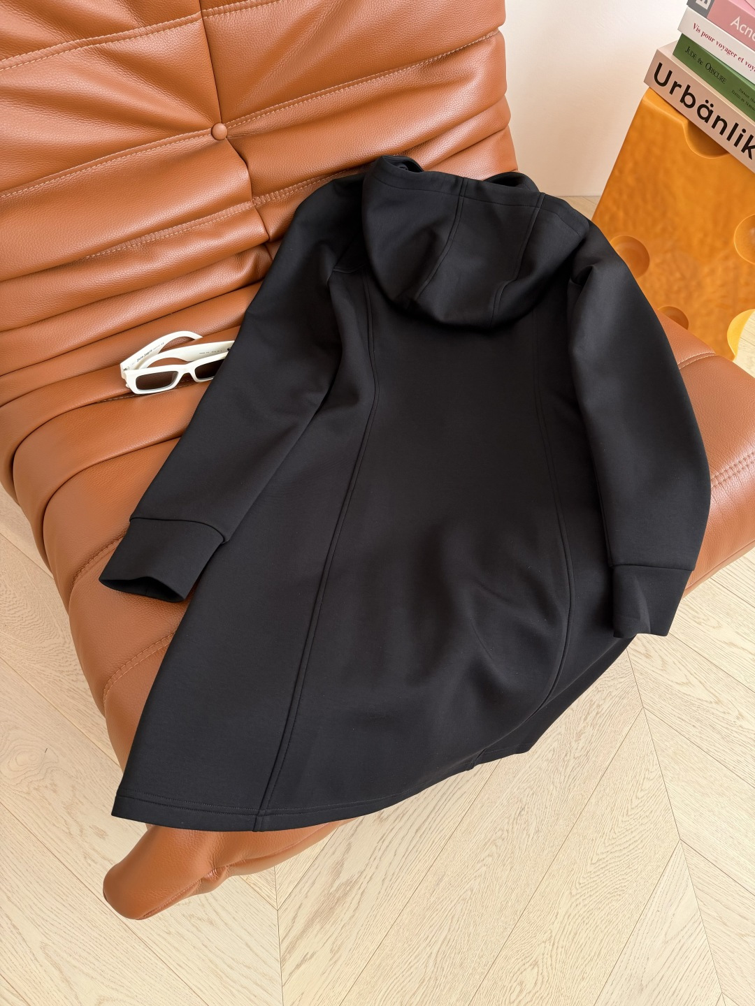 25秋冬 三角标半拉链设计连帽黑色连衣裙 经典又时髦 外面可以叠加外套穿 立体修身剪裁 收腰显瘦又能拉长