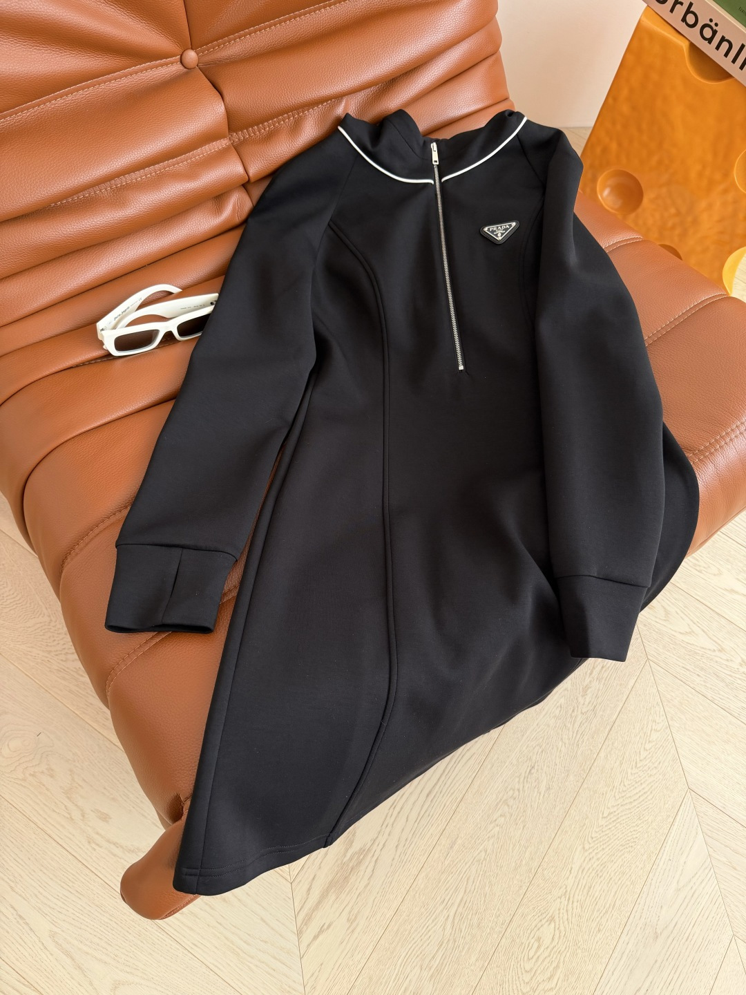 25秋冬 三角标半拉链设计连帽黑色连衣裙 经典又时髦 外面可以叠加外套穿 立体修身剪裁 收腰显瘦又能拉长