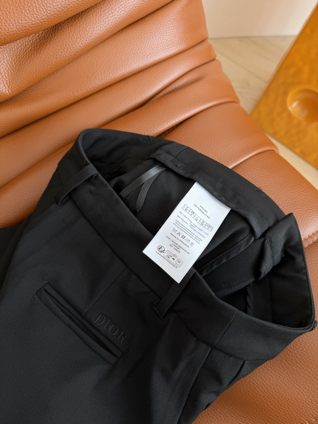 25秋冬 CD字母腰带装饰黑色西裤 百搭通勤款西裤 日常搭配也很适合 不管是外套卫衣大衣都可以搭 版型是