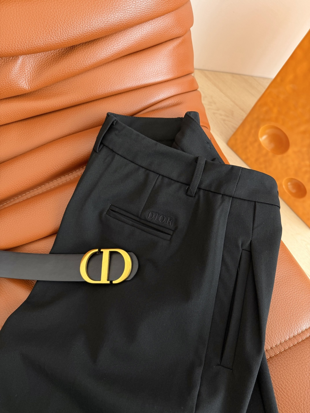 25秋冬 CD字母腰带装饰黑色西裤 百搭通勤款西裤 日常搭配也很适合 不管是外套卫衣大衣都可以搭 版型是