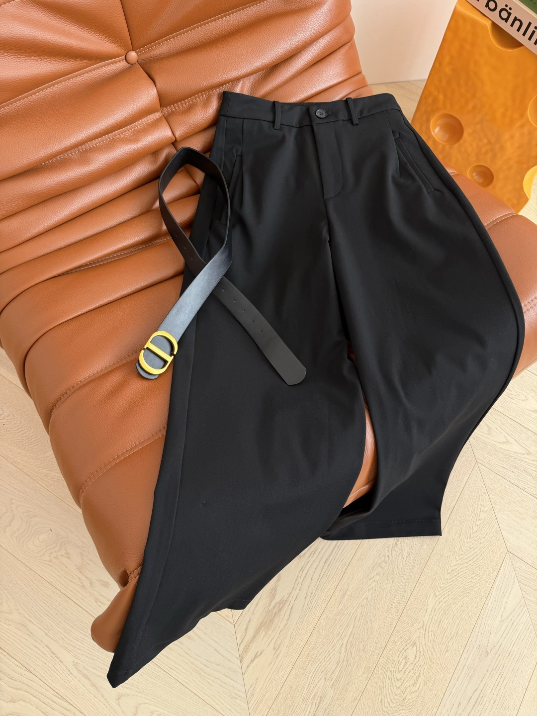 25秋冬 CD字母腰带装饰黑色西裤 百搭通勤款西裤 日常搭配也很适合 不管是外套卫衣大衣都可以搭 版型是