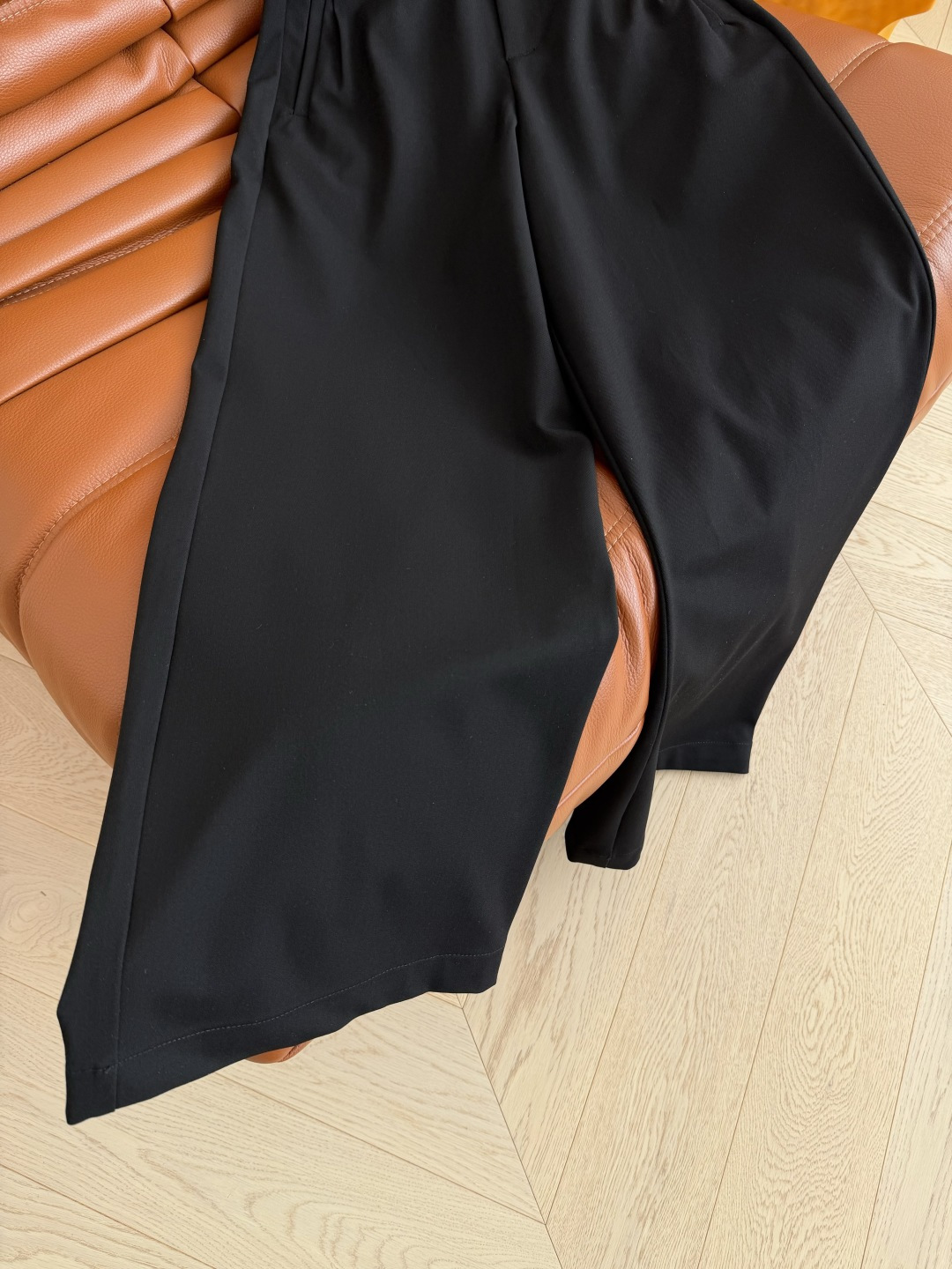 25秋冬 CD字母腰带装饰黑色西裤 百搭通勤款西裤 日常搭配也很适合 不管是外套卫衣大衣都可以搭 版型是