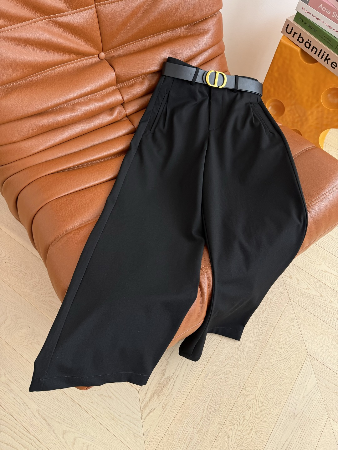 25秋冬 CD字母腰带装饰黑色西裤 百搭通勤款西裤 日常搭配也很适合 不管是外套卫衣大衣都可以搭 版型是