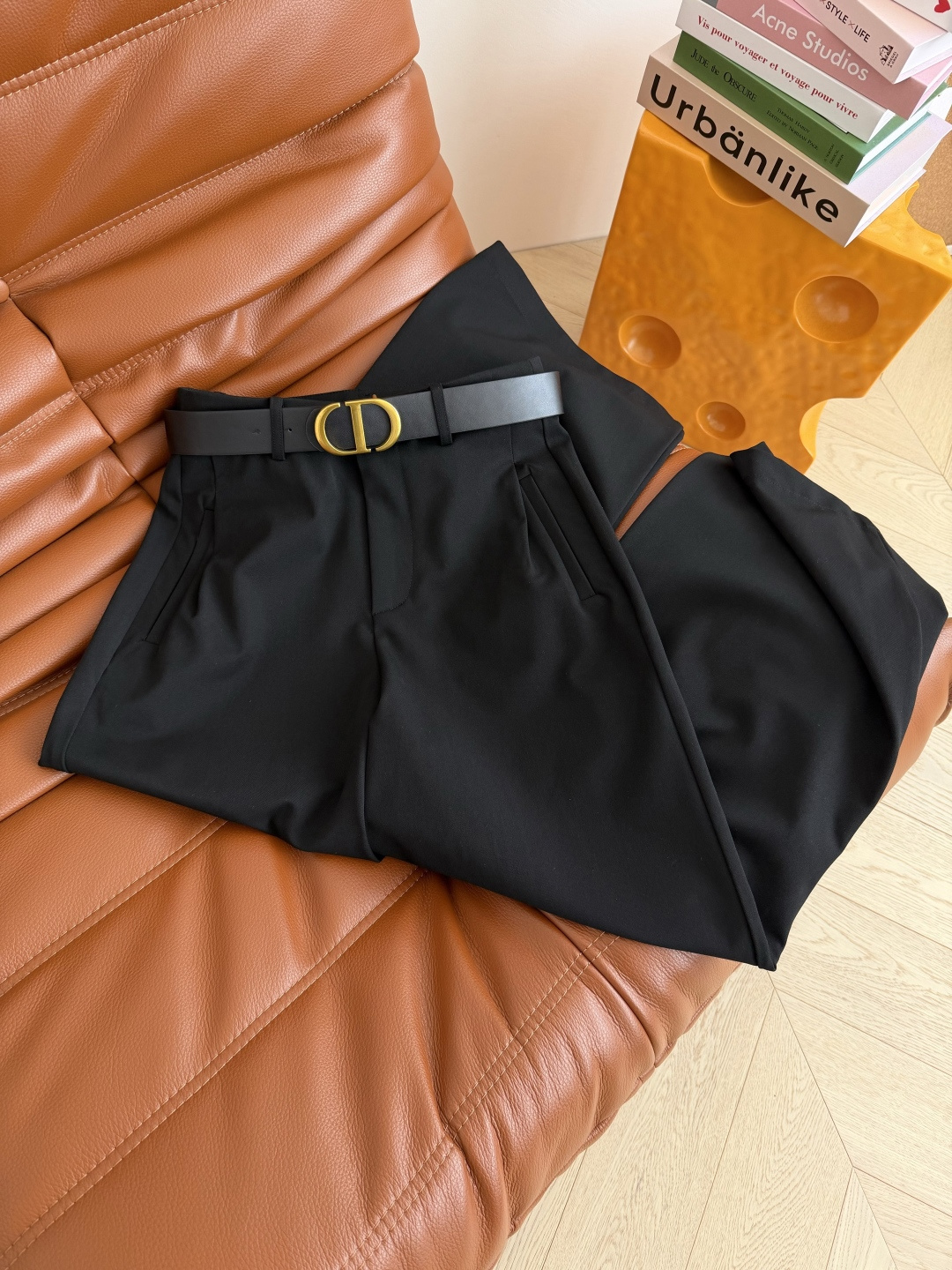 25秋冬 CD字母腰带装饰黑色西裤 百搭通勤款西裤 日常搭配也很适合 不管是外套卫衣大衣都可以搭 版型是