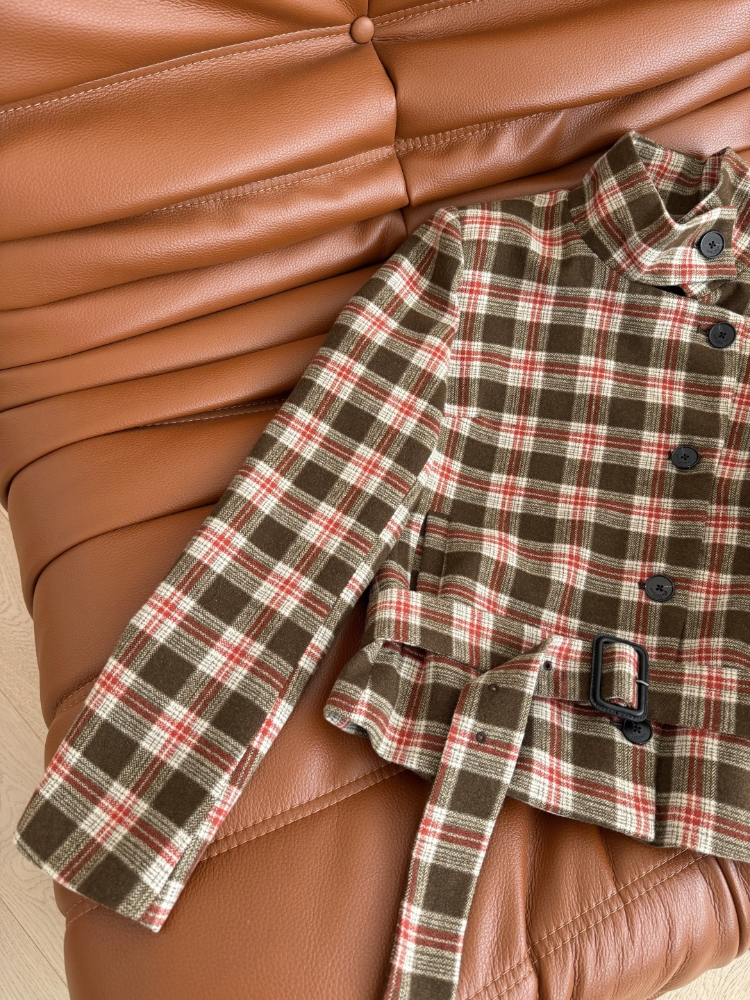 秋冬就要穿格子 25FW 复古羊毛格子外套 浓浓的英式复古感 伦敦入秋氛围感 立领设计 低腰腰带设计 上