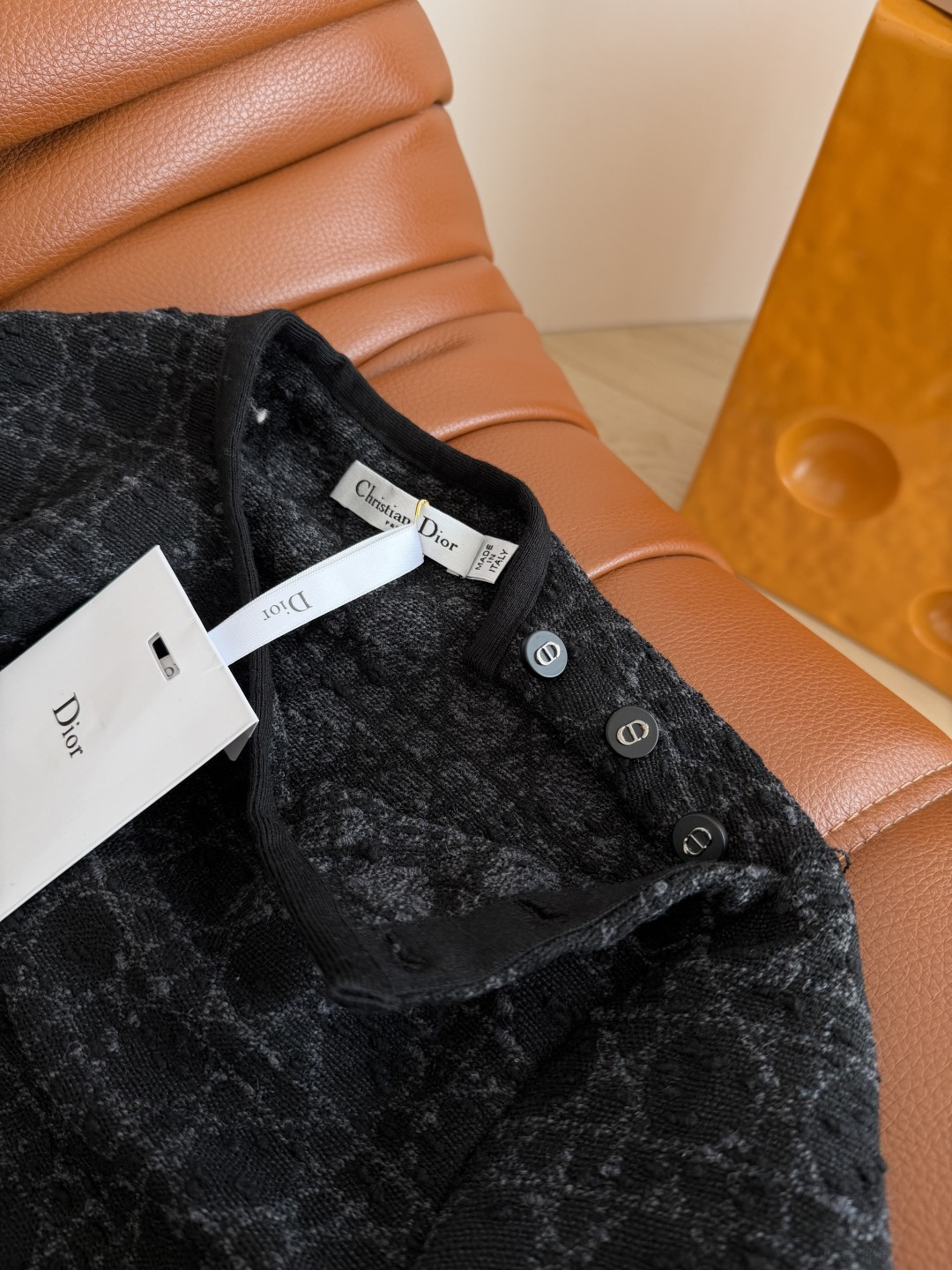 25秋冬新款 戴妃格纹羊毛粗呢连衣裙 经典的D式高级气质 上身自带优雅的气质感 直筒版型 适合各种身材 