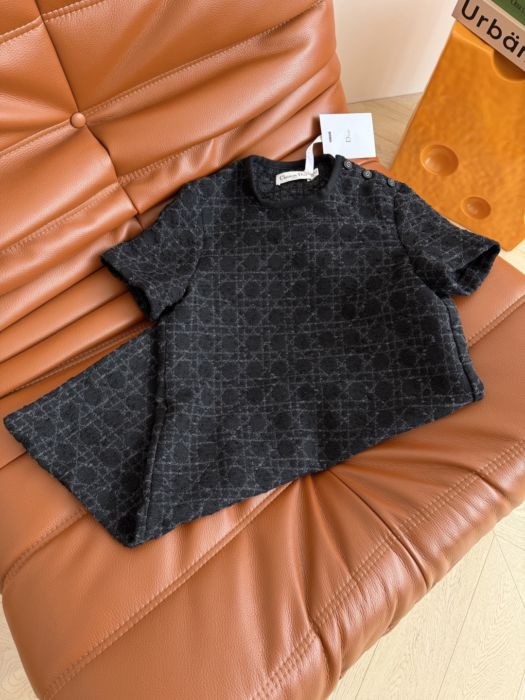 25秋冬新款 戴妃格纹羊毛粗呢连衣裙 经典的D式高级气质 上身自带优雅的气质感 直筒版型 适合各种身材 