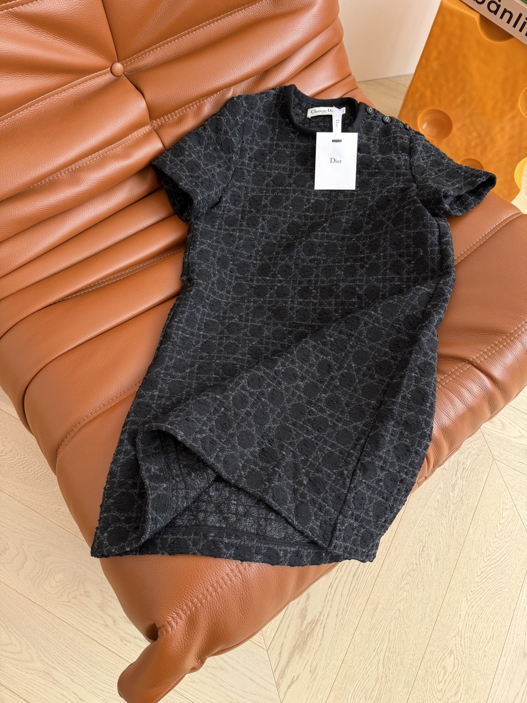 25秋冬新款 戴妃格纹羊毛粗呢连衣裙 经典的D式高级气质 上身自带优雅的气质感 直筒版型 适合各种身材 