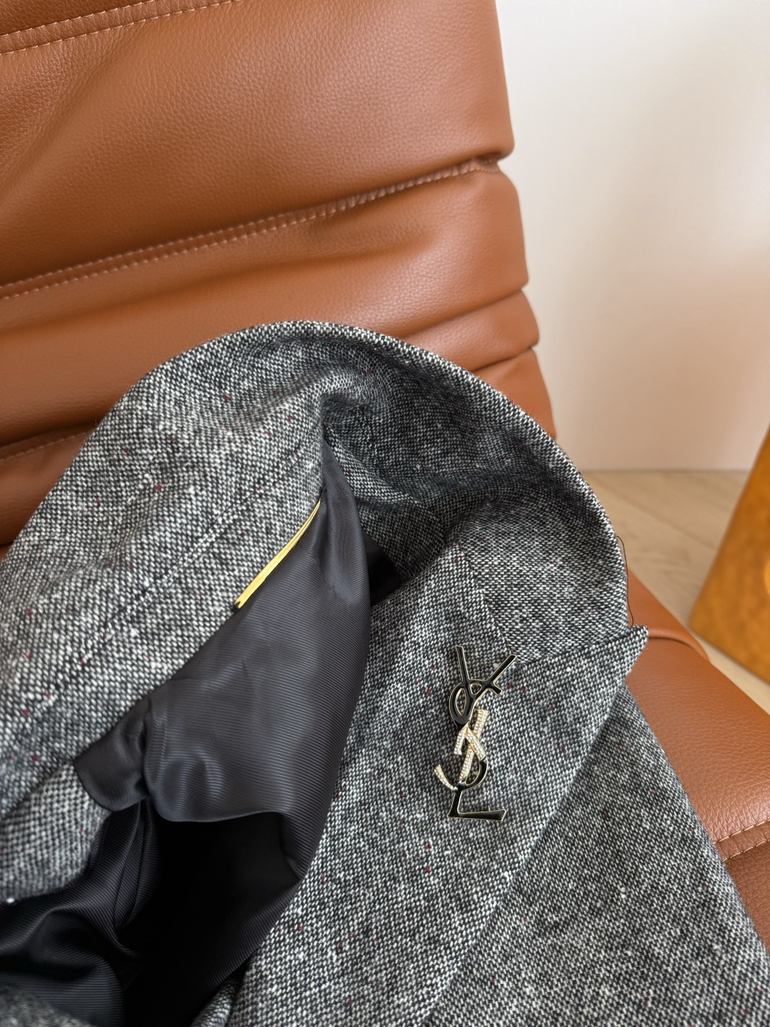 25秋冬新款 经典字母logo胸针装饰羊毛西装外套 经典的百搭款 可真方式可休闲 采用了灰色羊毛面料 表