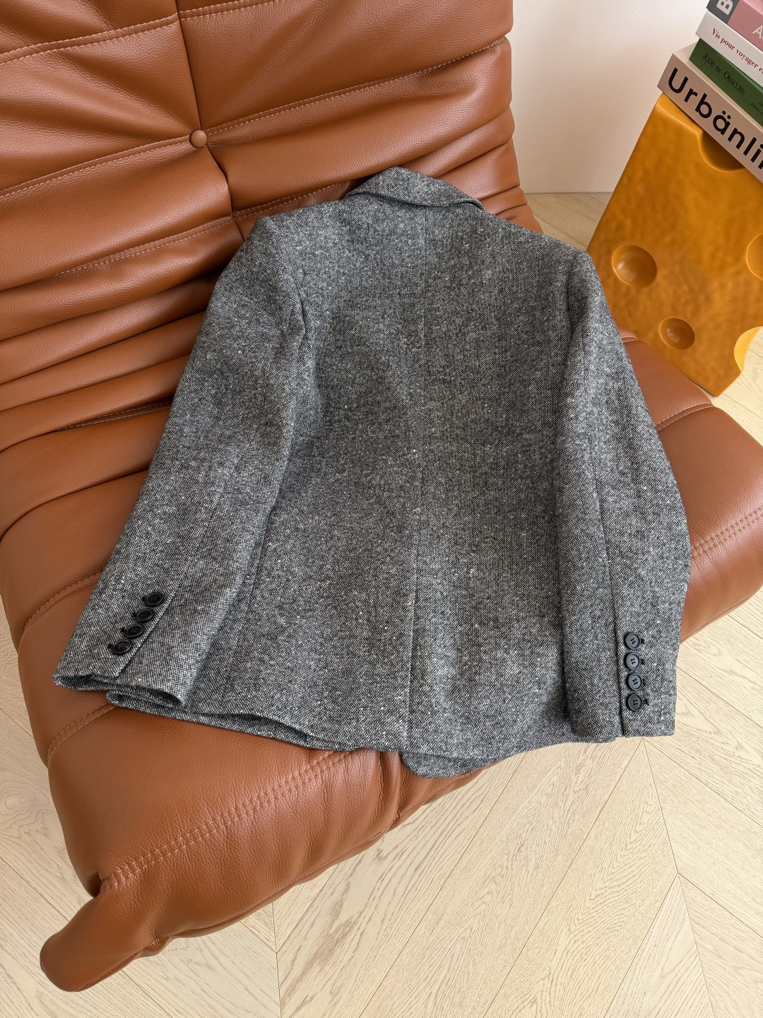 25秋冬新款 经典字母logo胸针装饰羊毛西装外套 经典的百搭款 可真方式可休闲 采用了灰色羊毛面料 表