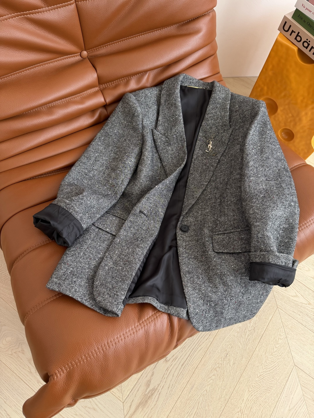 25秋冬新款 经典字母logo胸针装饰羊毛西装外套 经典的百搭款 可真方式可休闲 采用了灰色羊毛面料 表