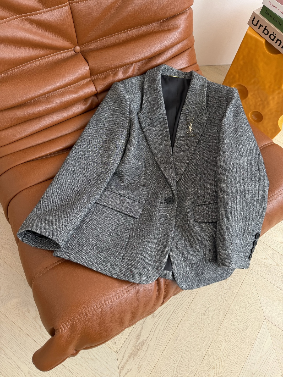 25秋冬新款 经典字母logo胸针装饰羊毛西装外套 经典的百搭款 可真方式可休闲 采用了灰色羊毛面料 表